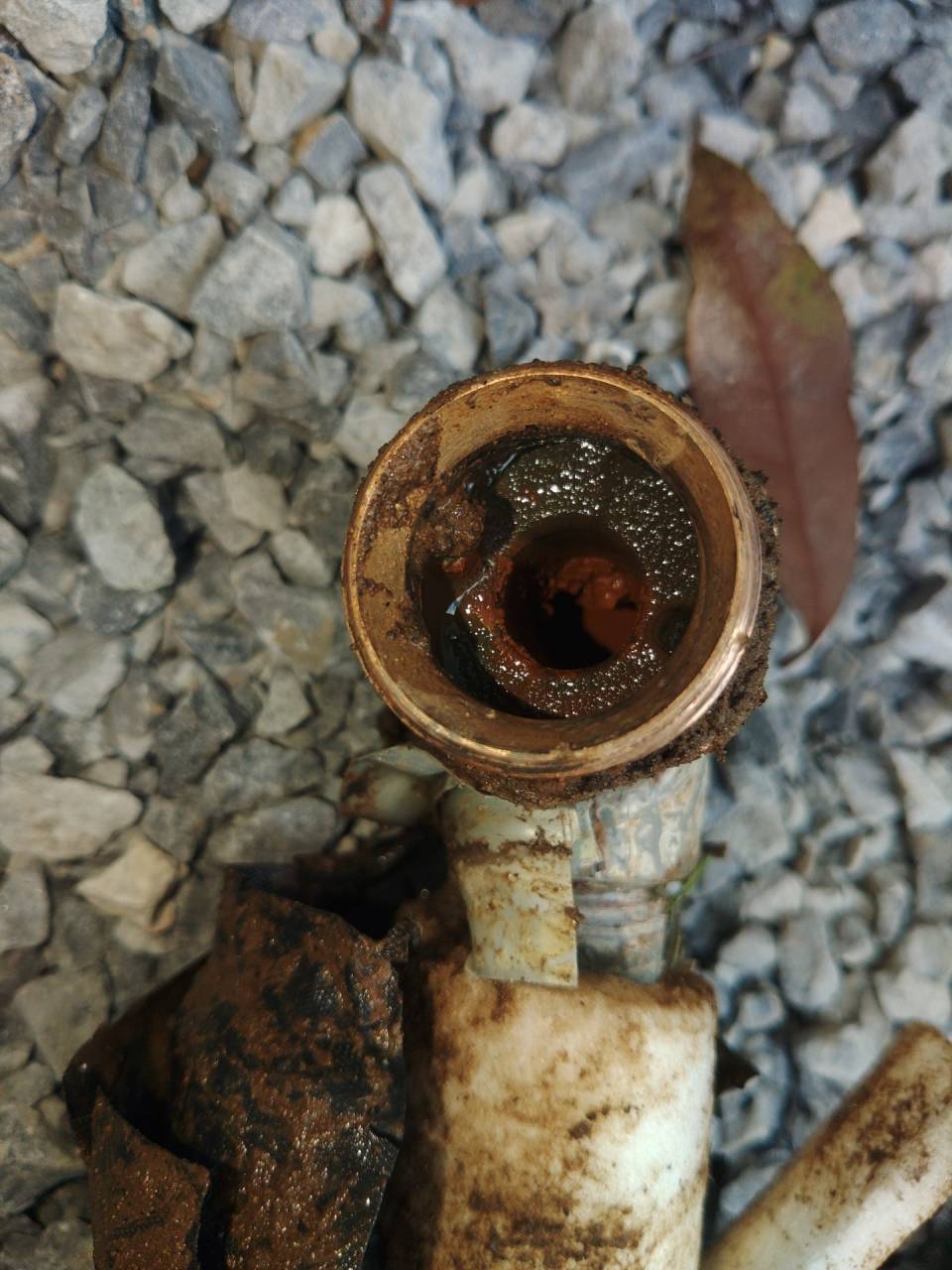 錆びた給湯配管の交換作業